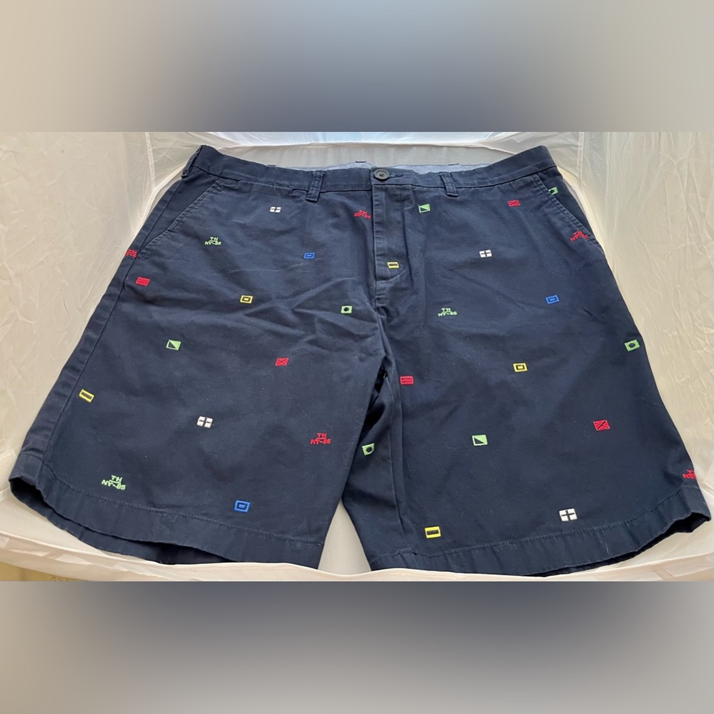 Men's TOMMY HILFIGER shorts size 38 waist Navy with square print